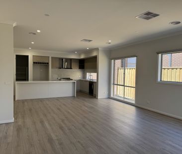 Brand New Spacious Family Home! - Photo 6