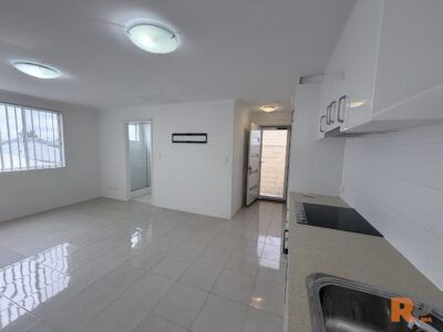 Top Floor Studio Apartment with Air Conditioning - Photo 4