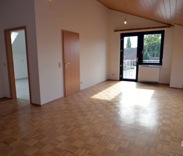 Gemütliche Dachgeschoss-Wohnung zu zweit mit Garten und Garage! - Photo 2