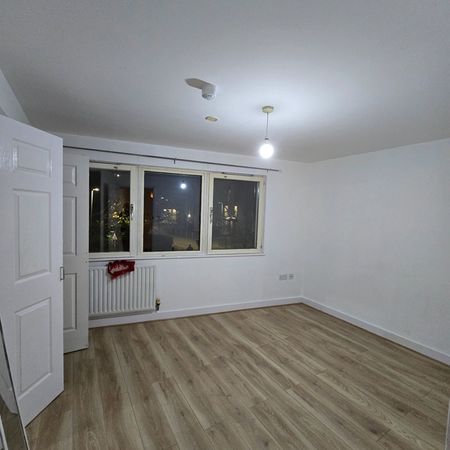 Room in a Shared Flat, Pickering Road, IG11 - Photo 3