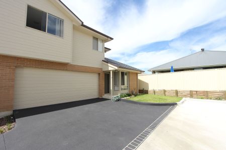 Perfectly Positioned Townhouse - Photo 2