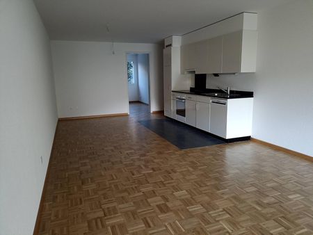 Bel appartement traversant partiellement rénové de 3.5 pièces située au rez-de-chaussée. - Photo 5