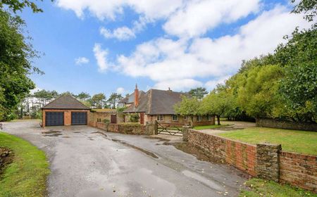 An impressive detached farmhouse situated in a rural position - Photo 3