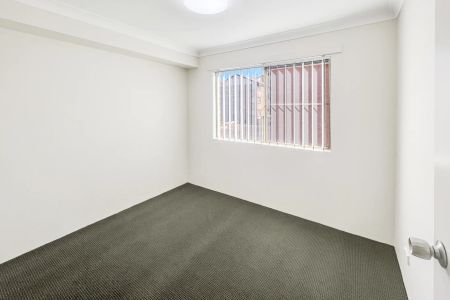 QUIET & UPDATED APARTMENT! - Photo 2