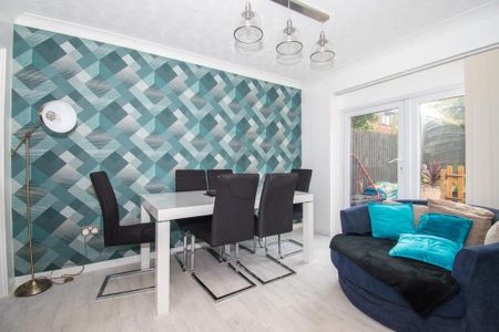4 bedroom detached house to rent - Photo 2