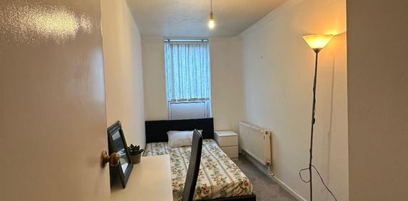 Room in a Shared House, Willow Tree Close, SW18 - Photo 2