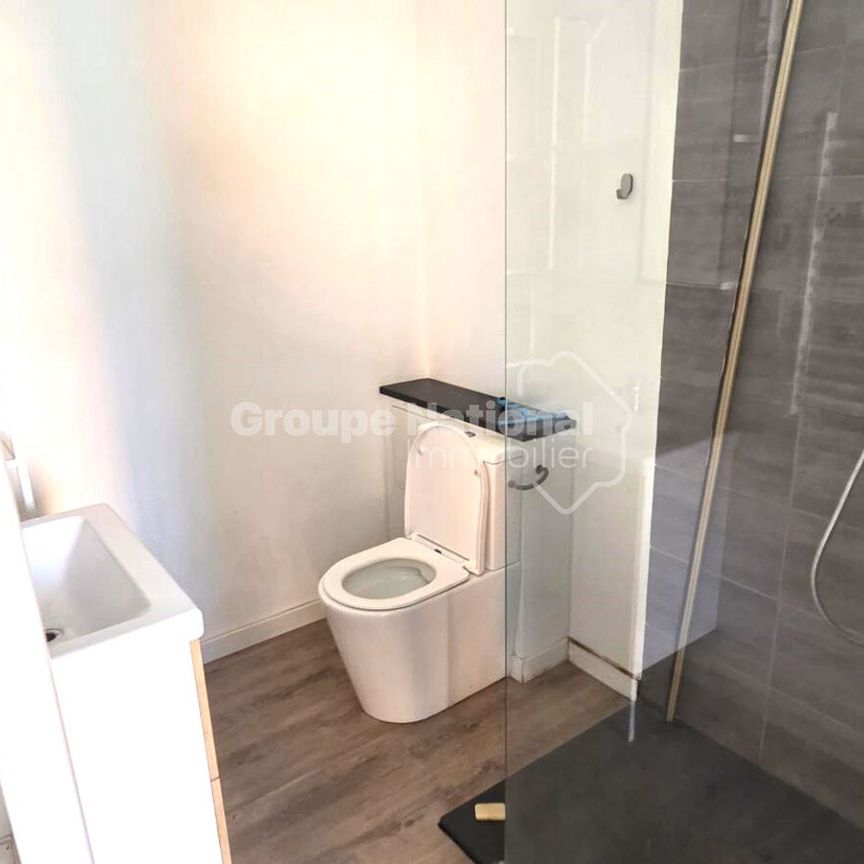 LA BELLE DE MAI! Joil studio meublé de 24 m² refait entièrement au 2ème étage d'un petit immeuble Marseillais!, - Photo 1