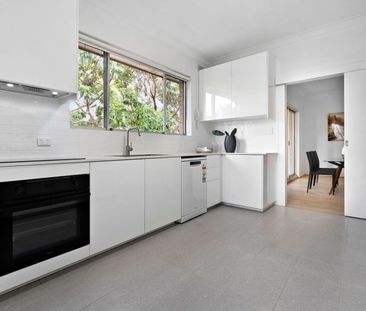 Three Bedroom Apartment Offering Modern Living With Views - Photo 5