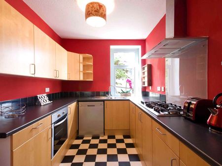 Lovely four bedroom home located right next to the town centre Room 4 - Photo 2