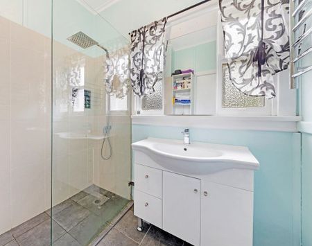 Well presented 3 bedroom family home - Photo 3