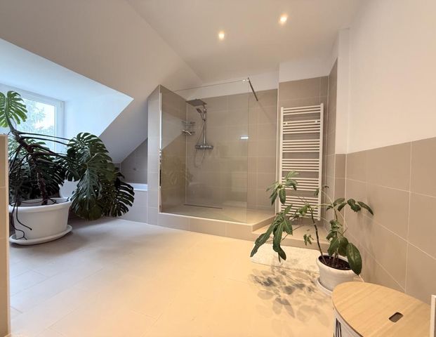 Hochwertig möblierte Altbau-Dachgeschosswohnung in unmittelbarer Mainlage - Photo 1