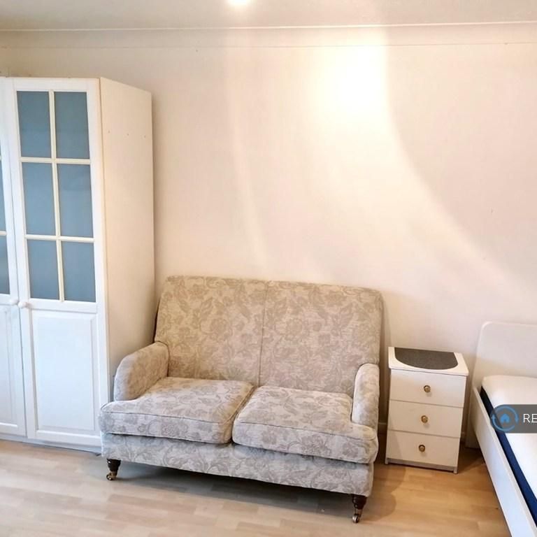 Studio to rent - Photo 1