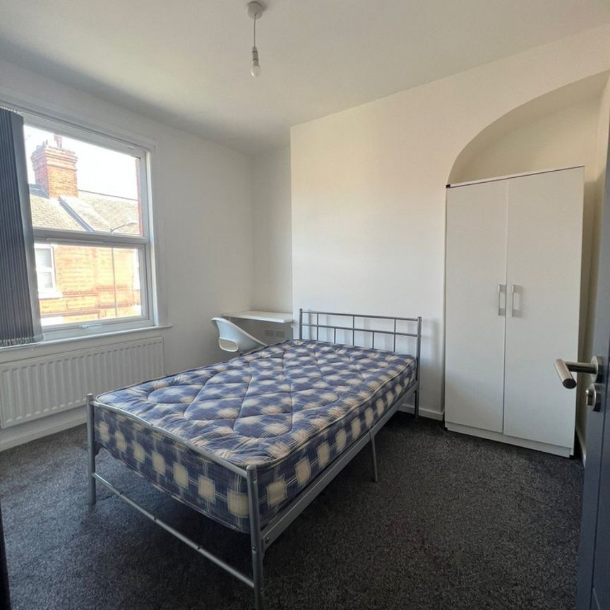 References Pending - 4 bed Shared House - Photo 1