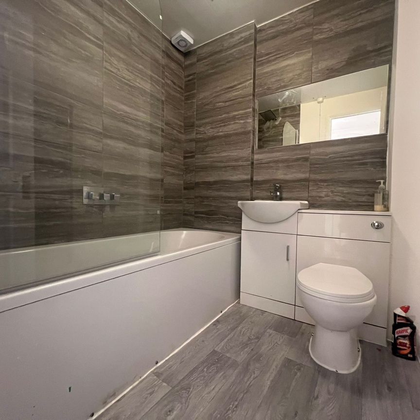 Gorse Meade, Slough - Photo 1