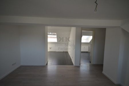 Helle frisch renovierte 3-Raumwohnung im DG in energetisch saniertem Haus! - Foto 2