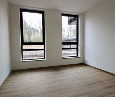 Gelijkvloersappartement met 2 slpkrs, terras, tuin en staanplaats. - Photo 2