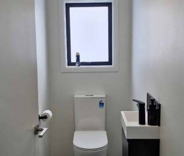 Modern Easy Care Home - Photo 3