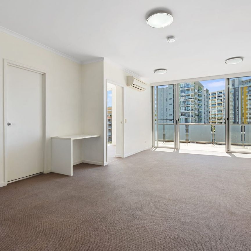 2 Bedroom 2 Bathroom Apartment Top Floor - Stunning Viewings - Photo 1