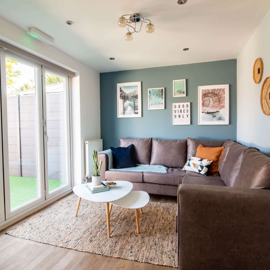 Amazing house share in Frimley for working professionals! Room 3 - Photo 1