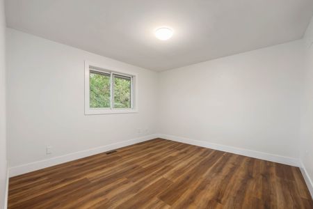 Freshly Updated 3 Bedroom Townhouse! - Photo 2