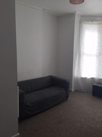 6 bedroom semi-detached house to rent - Photo 2