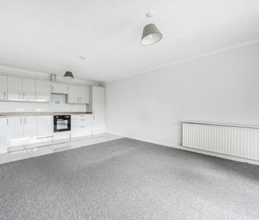 3 bedroom flat to rent - Photo 2