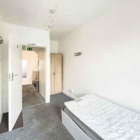 1 bedroom in a house share to rent - Photo 3