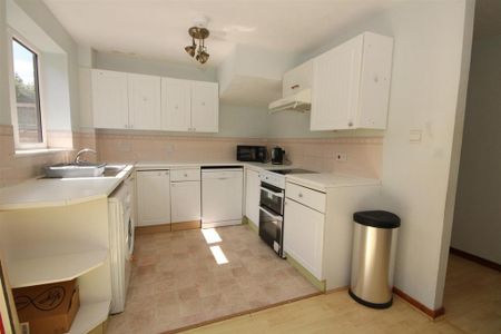 1 bedroom in a house share to rent - Photo 4