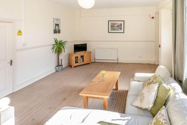 1 bedroom in a house share to rent - Photo 1