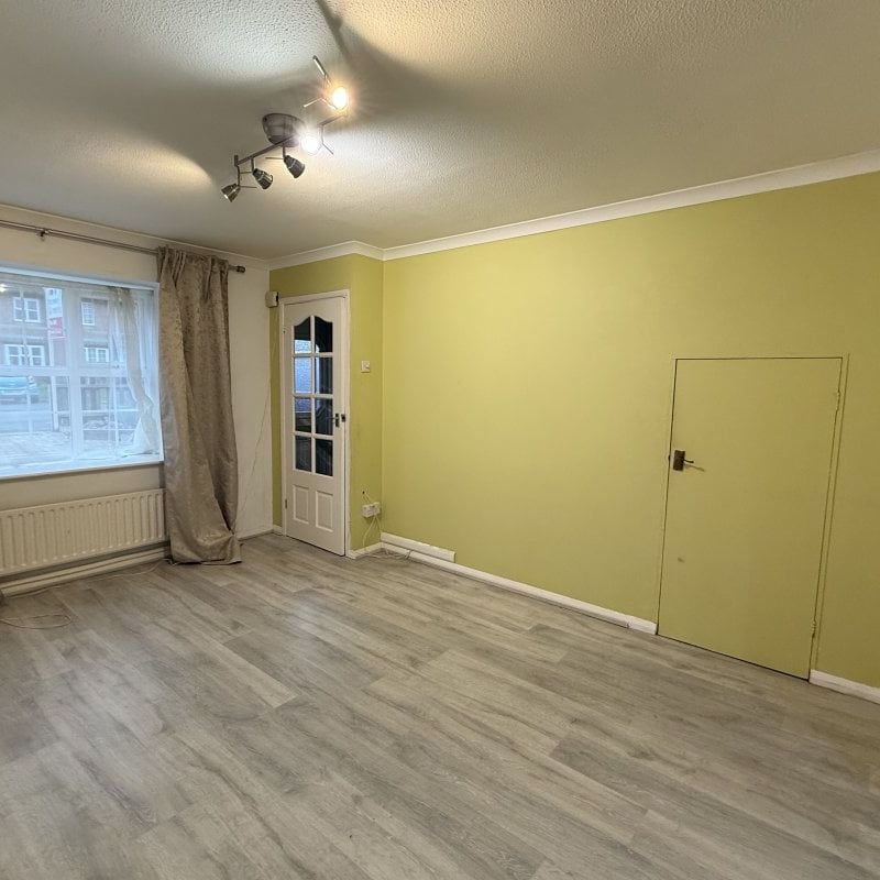 Anton Way, AYLESBURY - Photo 1