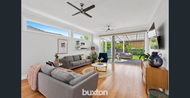 Magnificent Entertainer - Photo 1