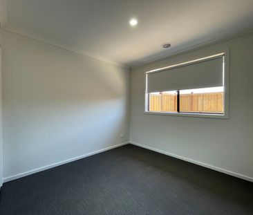 Family Home in Fraser Rise! - Photo 5