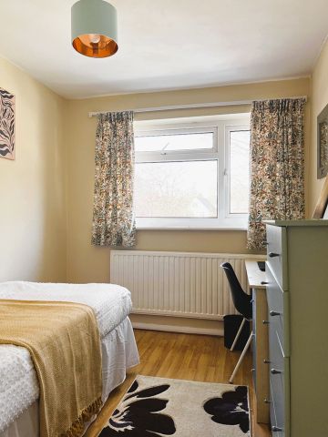 5 Bed Terraced House, Knighton Close, RG4 - Photo 2