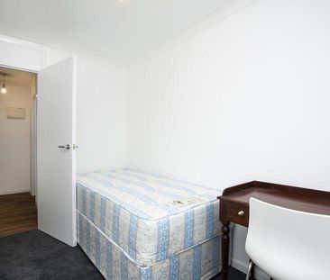 1 bedroom in a flat share to rent - Photo 3