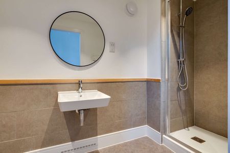 Beautifully restored lateral apartment offering exceptional space and timeless design - Photo 4