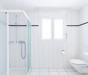 Grosszügige und moderne 2.5 Zimmer-Wohnung im 1. OG - Foto 3