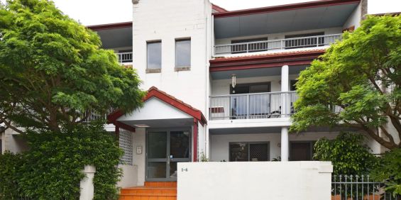 Top floor one bedroom apartment in the sought after Allen Estate. - Photo 3