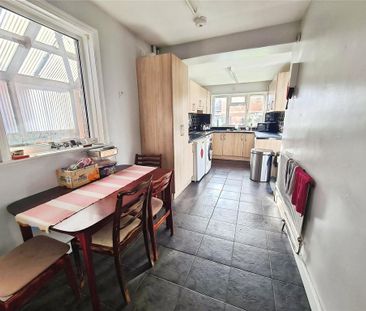 4 bedroom semi-detached house to rent - Photo 6