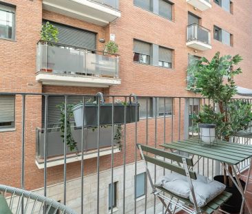 Room in a shared 4-bedroom apartment for rent in Sants-Badal, bills included - Photo 2