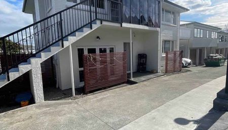 3 Bedrooms House in Mt Roskill - Photo 4