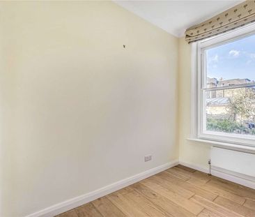 A charming raised ground floor apartment with a modern eat-in kitch... - Photo 5