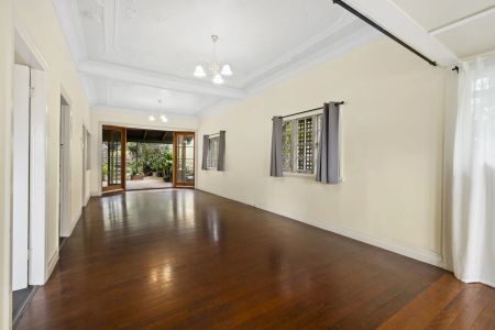 3 bedroom home with sleepout and large yard in perfect location - Photo 3