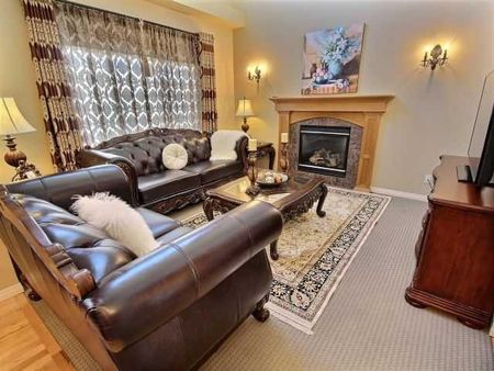 Exceptional 2300 Sqft, 2 Storey Home In Desirable Aspen. - Photo 3