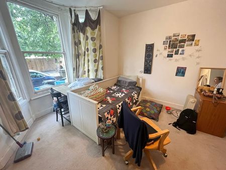Studio Flat, Robinson Road, SW17 - Photo 3