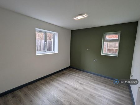 3 bedroom end of terrace house to rent - Photo 2