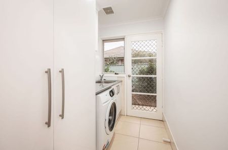 Freshly Renovated Family Home! - Photo 4