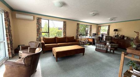 Spacious 3 Bedroom with 2 bathrooms - Photo 2