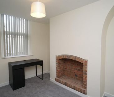 2 bedroom Flat To Let - Photo 3