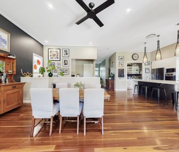 Stunning Fully Furnished 4-Bedroom Queenslander with Pool & Garden ... - Photo 3