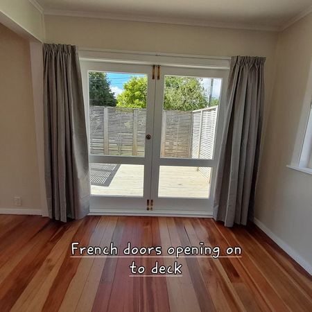 Newly decorated 4BR Home in popular Trentham - Photo 4